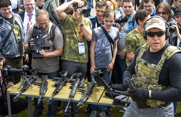 Demonstração de fuzis na exposição militar internacional Army 2015 em Kubinka, Rússia. - Sputnik Brasil