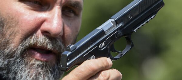 Demonstração de pistola PL-14 do Consórcio Kalashnikov na exposição militar Army 2015 em Kubinka, Rússia.  - Sputnik Brasil