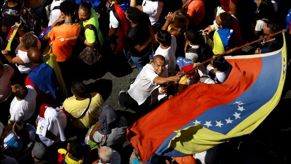 Manifestante durante protesto contra o governo do presidente venezuelano Nicolás Maduro em Caracas - Sputnik Brasil
