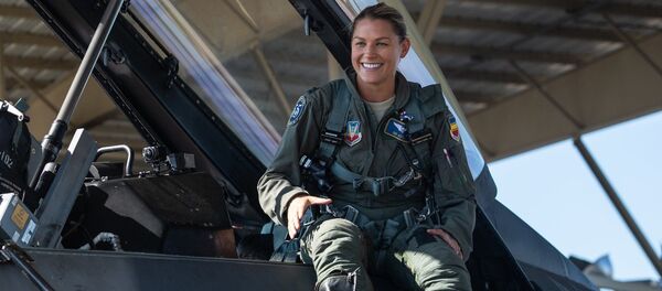 Zoe Kotnik, a primeira mulher-comandante do grupo de caças de demonstração F-16 Viper da Força Área dos EUA - Sputnik Brasil