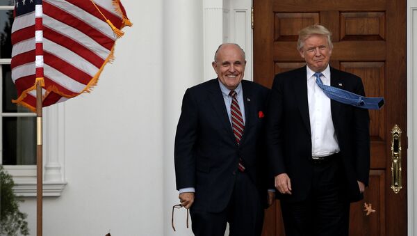 U.S. President-elect Donald Trump stands with former New York City Mayor Rudolph Giuliani before their meeting at Trump National Golf Club in Bedminster, New Jersey, U.S., November 20, 2016 - Sputnik Brasil