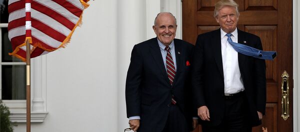 U.S. President-elect Donald Trump stands with former New York City Mayor Rudolph Giuliani before their meeting at Trump National Golf Club in Bedminster, New Jersey, U.S., November 20, 2016 U.S. President-elect Donald Trump stands with former New York City Mayor Rudolph Giuliani before their meeting at Trump National Golf Club in Bedminster, New Jersey, U.S., November 20, 2016 - Sputnik Brasil