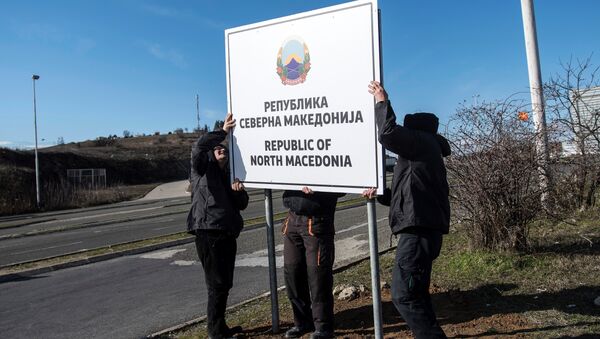 Trabalhadores colocam placa com o nome República da Macedônia do Norte em estrada situada na fronteira do país com a Grécia, perto de Gevgelija, em 13 de fevereiro de 2019 - Sputnik Brasil