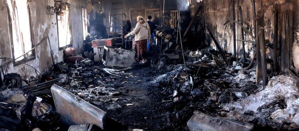 A man examines the damage at the National Museum in the war-torn city of Taiz, Yemen - Sputnik Brasil