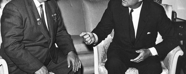 Encontro entre o presidente dos EUA John F. Kennedy e o líder soviético Nikita Khrushchev - Sputnik Brasil
