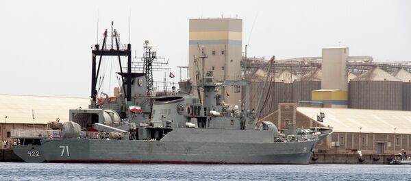 Navios militares iranianos durante reabastecimento, no Porto Sudão, em 6 de maio de 2014 - Sputnik Brasil