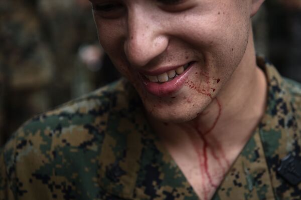 Militar norte-americano com sangue no rosto depois das manobras multinacionais Cobra Gold na Tailândia - Sputnik Brasil