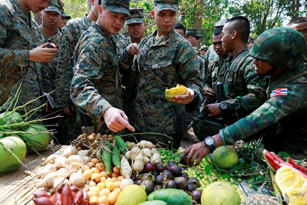 Fuzileiros navais tailandeses e norte-americanos comem frutas nas manobras Cobra Gold na Tailândia - Sputnik Brasil