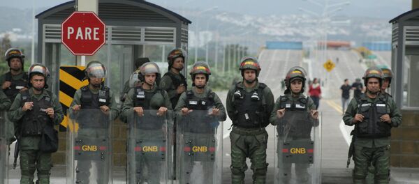 Militares resguardan el puente Tienditas - Sputnik Brasil
