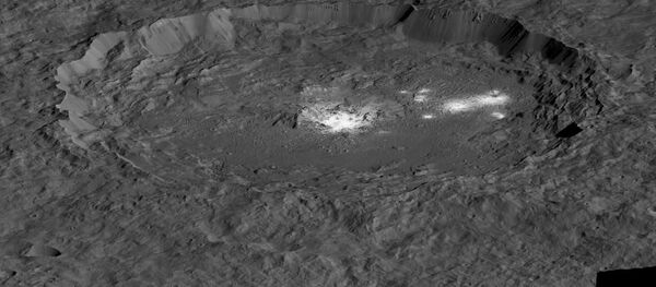 Сratera Occator no planeta anão Ceres - Sputnik Brasil