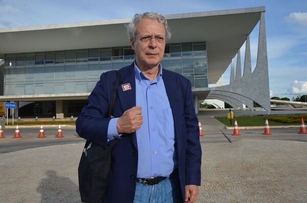 Frei Betto em frente ao Palácio do Planalto após encontro com a ex- presidente Dilma Rousseff em 2014 - Sputnik Brasil