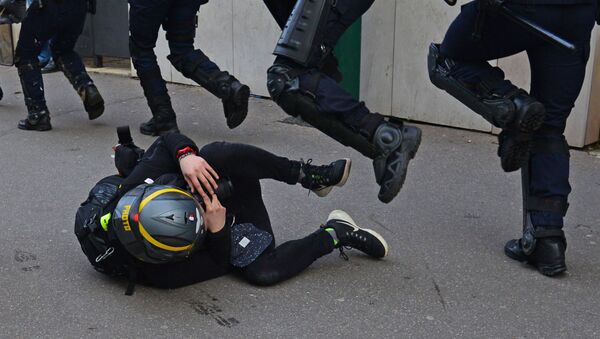 Policiais e manifestante dos coletes amarelos durante protesto em Paris, França - Sputnik Brasil