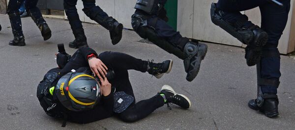 Policiais e manifestante dos coletes amarelos durante protesto em Paris, França - Sputnik Brasil