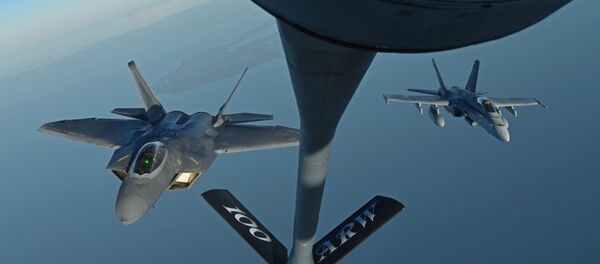 F-22 Raptor, da Força Aérea dos EUA, e F/A-18 Hornet, da Força Aérea finlandesa, voam atrás de um Stratotanker americano durante treinamento na costa da Finlândia, 19 de outubro de 2018 - Sputnik Brasil