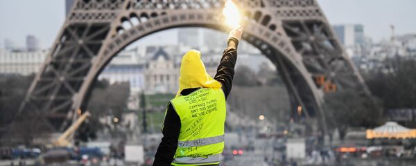 Participante do movimento dos coletes amarelos - Sputnik Brasil