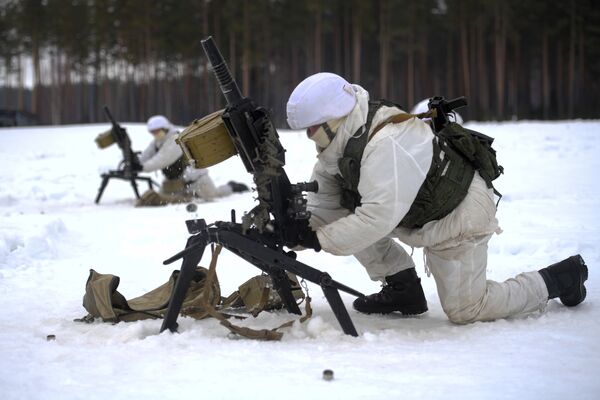 Militares prontos para disparar durante exercícios táticos das forças especiais russas no polígono de Dubrovka - Sputnik Brasil
