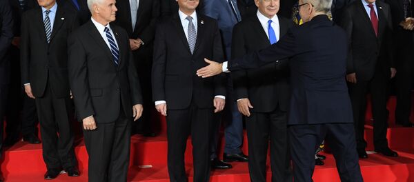 O vice-presidente dos EUA, Mike Pence, o presidente da Polônia, Andrzej Duda, eo primeiro-ministro de Israel, Benjamin Netanyahu, são vistos durante os preparativos para uma foto a conferência sobre Paz e Segurança no Oriente Médio em Varsóvia. - Sputnik Brasil