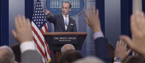 White House senior policy adviser Stephen Miller calls on a reporter during the daily briefing at the White House in Washington - Sputnik Brasil