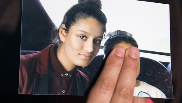 Irmã da adolescente britânica Shamima Begum, segura uma foto de sua irmã apelando para ela voltar para casa, em Scotland Yard, Londres - Sputnik Brasil