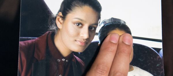 Irmã da adolescente britânica Shamima Begum, segura uma foto de sua irmã apelando para ela voltar para casa, em Scotland Yard, Londres - Sputnik Brasil