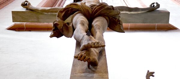 Crucifixo na parede de catedral (imagem referencial) - Sputnik Brasil