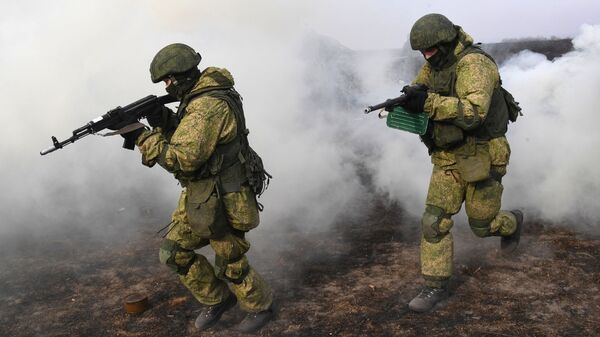 Em meio a exercícios táticos, soldados russos da 83ª Brigada de Assalto de Paraquedistas demonstram seu poder de fogo em Primorie, na Rússia - Sputnik Brasil