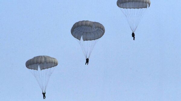 Militares russos da 83ª Brigada de Assalto de Paraquedistas aterrissam no território russo de Primorie durante exercício tático de demonstração - Sputnik Brasil