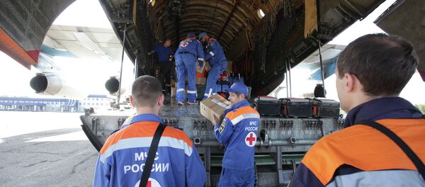 Equipe de resgate descarregando ajuda humanitária (foto de arquivo) Equipe de resgate descarregando ajuda humanitária (foto de arquivo) - Sputnik Brasil