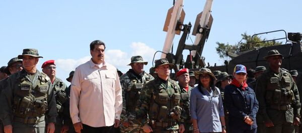 Nicolás Maduro, presidente de Venezuela, durante unos ejercicios militares en Venezuela - Sputnik Brasil