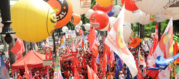 Ato na Praça da Sé, em São Paulo, contra a reforma da Previdência apresentada pelo governo de Jair Bolsonaro ao Congresso Nacional Ato na Praça da Sé, em São Paulo, contra a reforma da Previdência apresentada pelo governo de Jair Bolsonaro ao Congresso Nacional - Sputnik Brasil