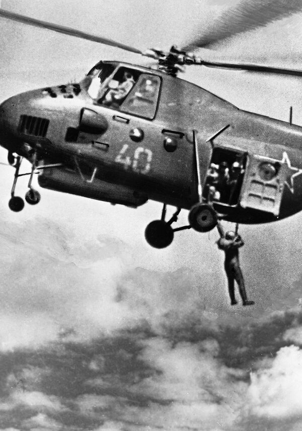 Um paraquedista salta de helicóptero no decurso de treinamentos aéreos, 1936 - Sputnik Brasil
