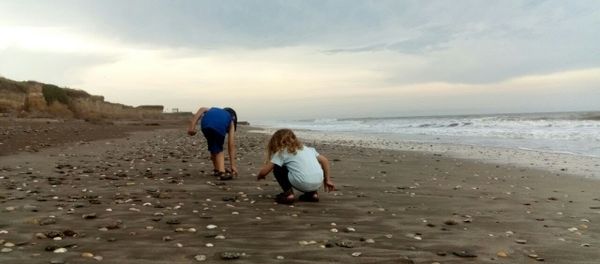 Pequena Indira com seu irmão na praia de Camet Norte, localizada no sudeste da província de Buenos Aires - Sputnik Brasil