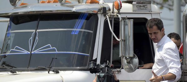 O líder da oposição venezuelana, Juan Guaido, dá sinal de ok da lateral de um caminhão que transportava ajuda humanitária. O líder da oposição venezuelana, Juan Guaido, dá sinal de ok da lateral de um caminhão que transportava ajuda humanitária. - Sputnik Brasil