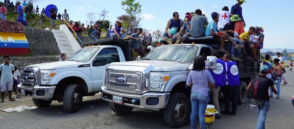 Caminhões venezuelanos com ajuda humanitária brasileira aguardam permissão na fronteira entre Pacaraima (Roraima) e Santa Elena de Uairén (Bolívar) para entrar na Venezuela - Sputnik Brasil