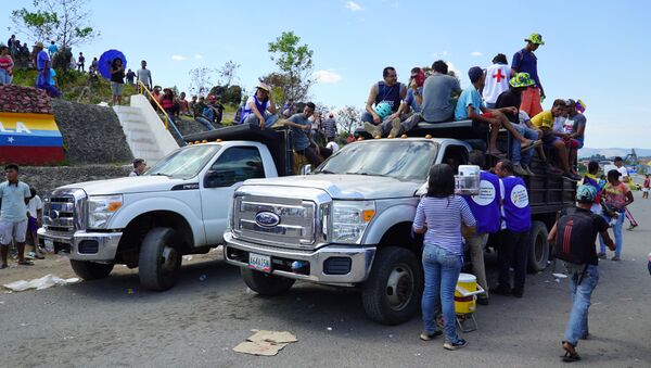 Caminhões venezuelanos com ajuda humanitária brasileira aguardam permissão na fronteira entre Pacaraima (Roraima) e Santa Elena de Uairén (Bolívar) para entrar na Venezuela - Sputnik Brasil