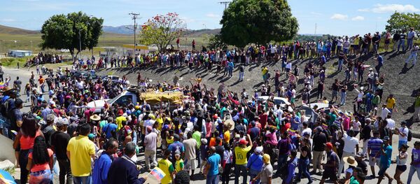 Brasileiros e venezuelanos se reúnem em torno de caminhão da Venezuela com mantimentos enviados pelo Brasil na zona de fronteira - Sputnik Brasil