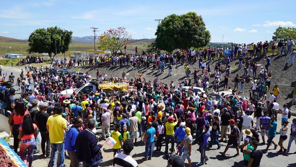 Brasileiros e venezuelanos se reúnem em torno de caminhão da Venezuela com mantimentos enviados pelo Brasil na zona de fronteira - Sputnik Brasil
