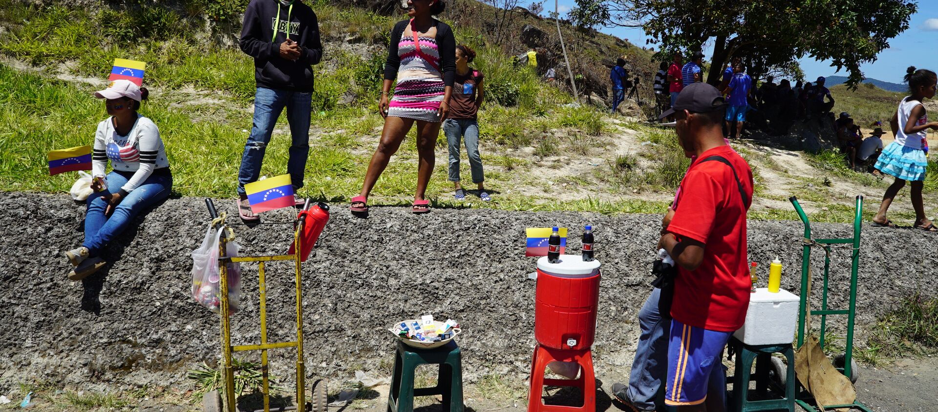 Venezuelanos vendendo produtos na região de fronteira com o Brasil, entre Pacaraima, em Roraima, e Santa Elena de Uairén, no estado venezuelano de Bolívar - Sputnik Brasil, 1920, 30.07.2019