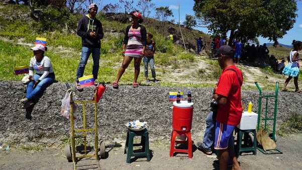 Venezuelanos vendendo produtos na região de fronteira com o Brasil, entre Pacaraima, em Roraima, e Santa Elena de Uairén, no estado venezuelano de Bolívar - Sputnik Brasil