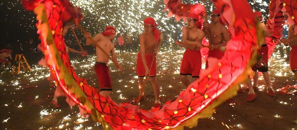 Artistas populares realizam dança do dragão durante o Festival de Lanternas na cidade chinesa de Anshan Artistas populares realizam dança do dragão durante o Festival de Lanternas na cidade chinesa de Anshan - Sputnik Brasil