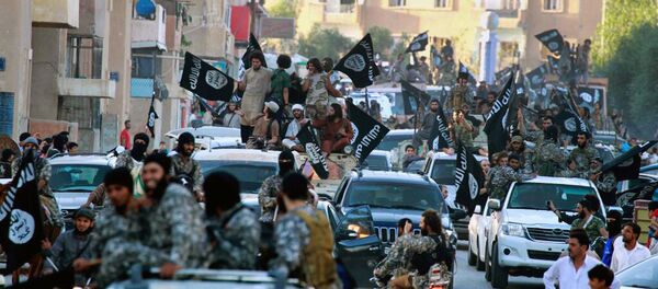 Combatentes do grupo do Estado Islâmico desfilam em Raqqa, norte da Síria. - Sputnik Brasil