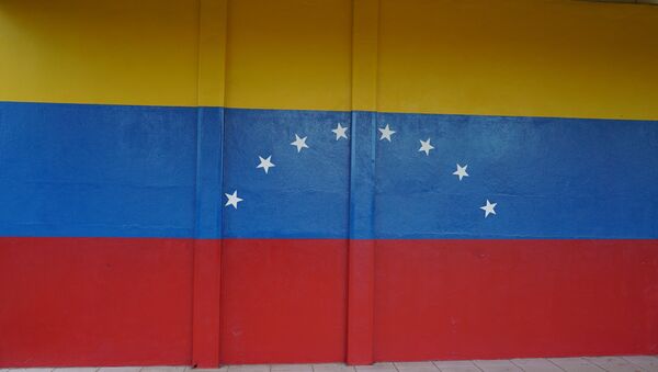 Parede pintada com as cores da bandeira da Venezuela em um estabelecimento da cidade brasileira de Pacaraima, perto da fronteira entre os dois países - Sputnik Brasil