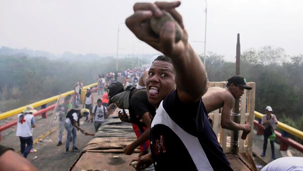 Partidários da oposição confrontam as forças de segurança da Venezuela na ponte Francisco de Paula Santander, na fronteira entre Colômbia e Venezuela, na Colômbia, em 23 de fevereiro de 2019 - Sputnik Brasil