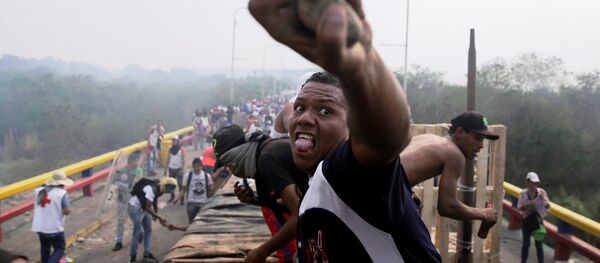 Partidários da oposição confrontam as forças de segurança da Venezuela na ponte Francisco de Paula Santander, na fronteira entre Colômbia e Venezuela, na Colômbia, em 23 de fevereiro de 2019 - Sputnik Brasil