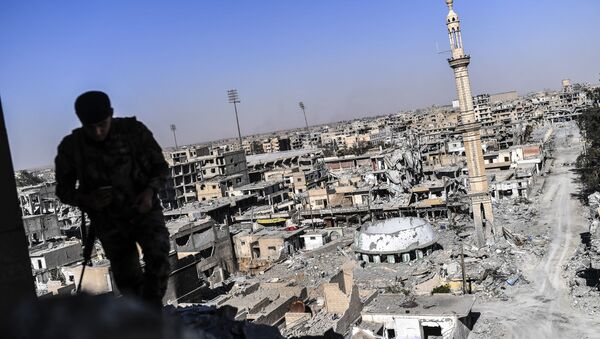 Combatente das Forças Democráticas da Síria (SDF) na cidade síria destruída de Raqqa, em 16 de outubro de 2017 - Sputnik Brasil