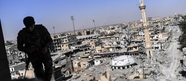Combatente das Forças Democráticas da Síria (SDF) na cidade síria destruída de Raqqa, em 16 de outubro de 2017 - Sputnik Brasil
