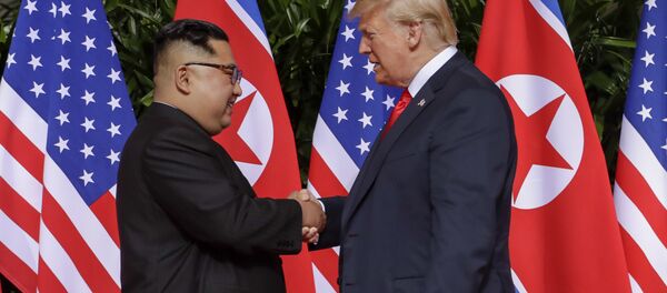 U.S. President Donald Trump shakes hands with North Korea leader Kim Jong Un at the Capella resort on Sentosa Island Tuesday, June 12, 2018 in Singapore. - Sputnik Brasil