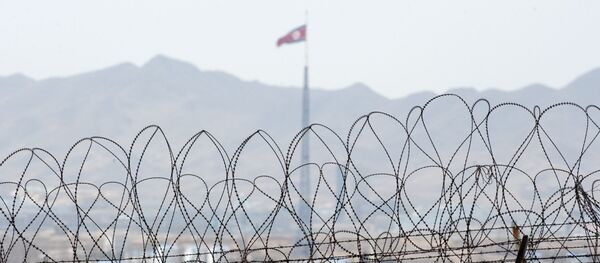 Bandeira da Coreia do Norte próxima da Zona Desmilitarizada (DMZ) - Sputnik Brasil