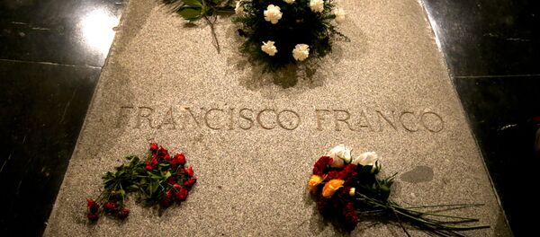 Flower are placed on the tomb of former Spanish dictator Francisco Franco - Sputnik Brasil