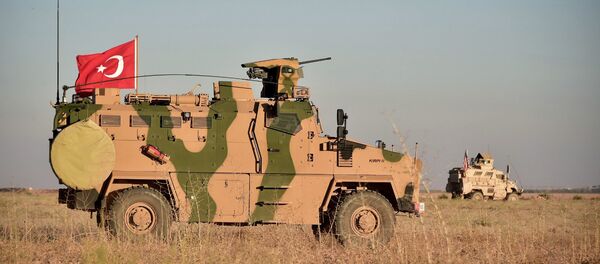 In this photo taken Thursday, Nov. 1, 2018, Turkish and U.S. troops conduct joint patrols around the Syrian town of Manbij, as part of an agreement that aimed to ease tensions between the two NATO allies - Sputnik Brasil